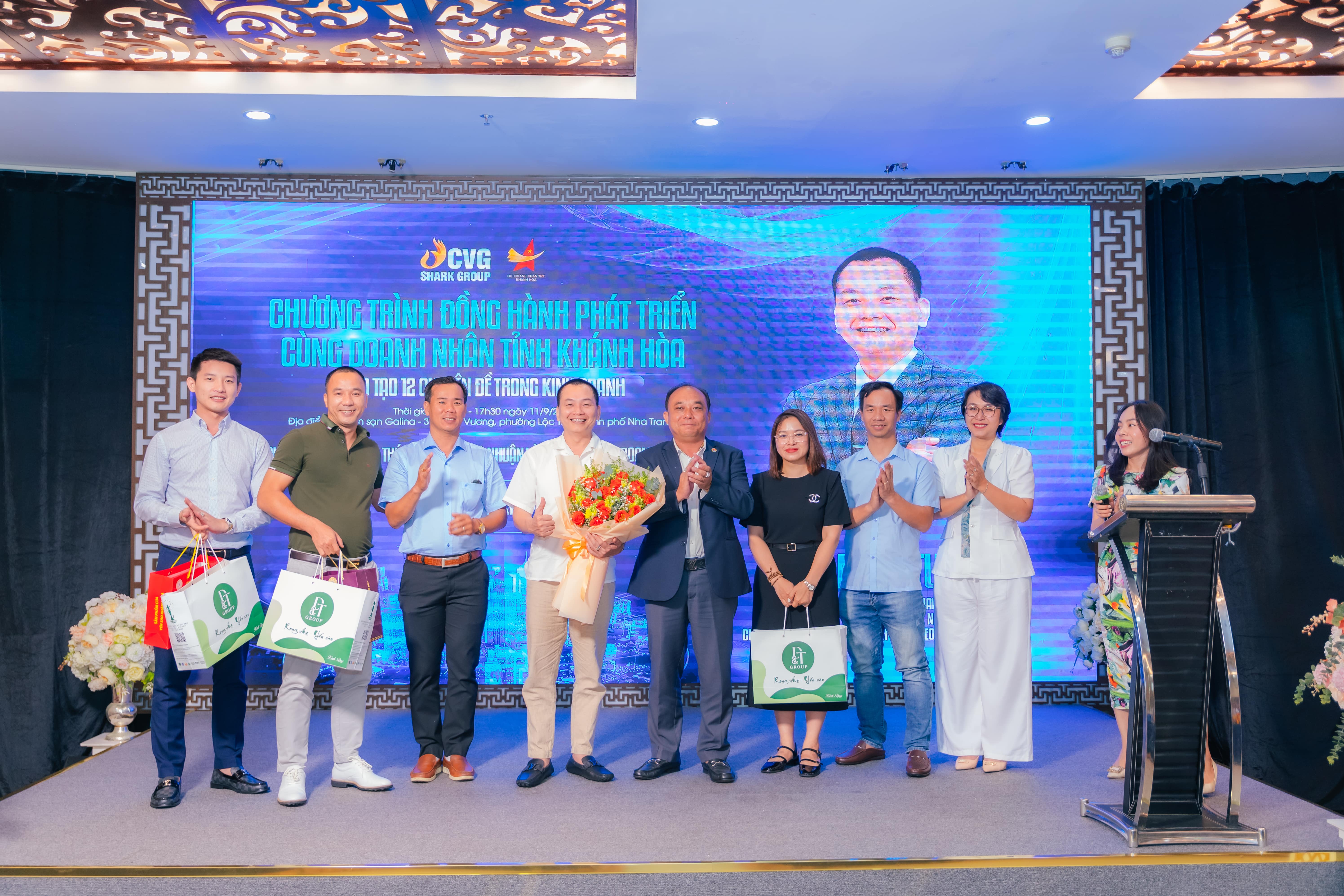 Hội Doanh nghiệp Trẻ Khánh Hòa tặng hoa và quà cho diễn giả Ngô Minh Tuấn cùng đội ngũ chuyên gia CVG Shark Group